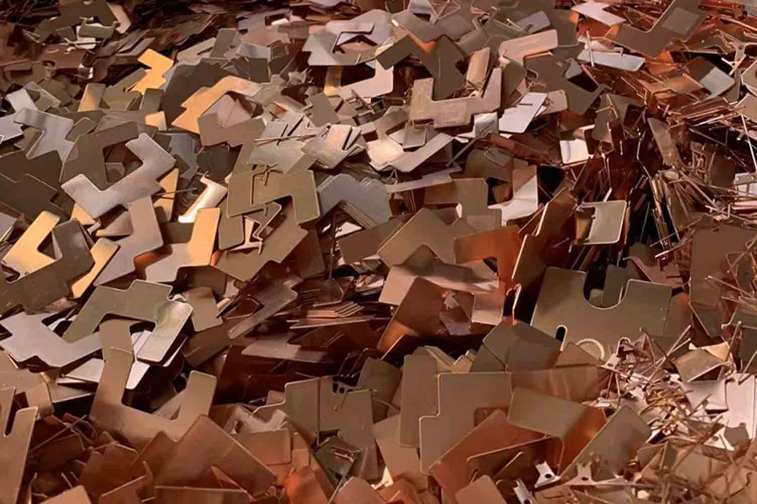 铜块回收图3（铜块分拣现场）